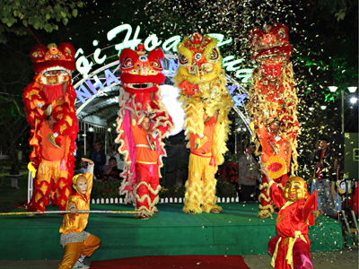 Múa lân chào mừng Hội Hoa Xuân 2014. (Ảnh: M.A)