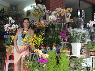 Một du khách Nga làm dáng bên hoa. (Ảnh: T.A)