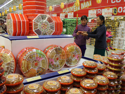 Chọn đặc sản Tết trong siêu thị.