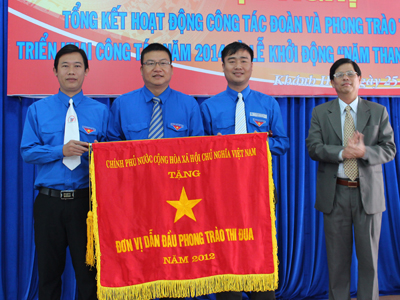 Tỉnh đoàn Khánh Hòa nhận cờ thi đua của Thủ tướng Chính phủ