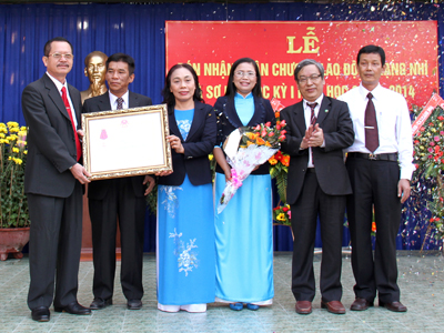 Trường THPT Lý Tự Trọng đón nhận Huân chương Lao động hạng Nhì