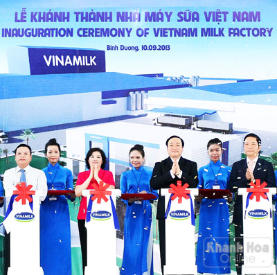 Phó Thủ tướng Hoàng Trung Hải cắt băng khánh thành Nhà máy sản xuất sữa nước hiện đại hàng đầu thế giới của Vinamilk . Ảnh: Nguyễn Á