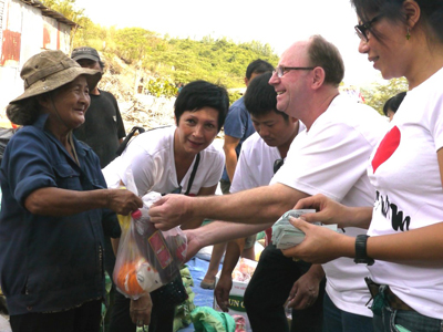Nhóm người nước ngoài tặng quà Tết cho 220 hộ nghèo ở đèo Rù Rì