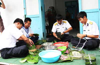 Gói bánh chưng ở đảo Nam Yết.