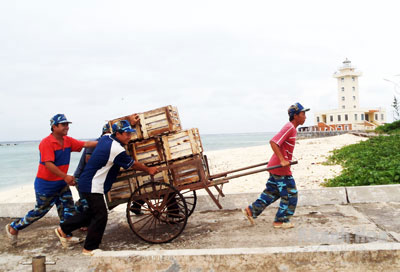 Chở hàng Tết vào đảo Sinh Tồn.