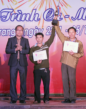 Lãnh đạo UBND TP. Nha Trang trao cúp và phần thưởng cho đội Lân đoạt hạng A.