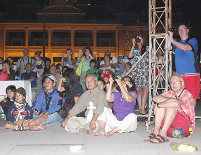 Hội thi thu hút đông đảo người dân và du khách theo dõi, cổ vũ