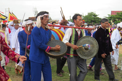 Đoàn rước y trang vào sân bóng.