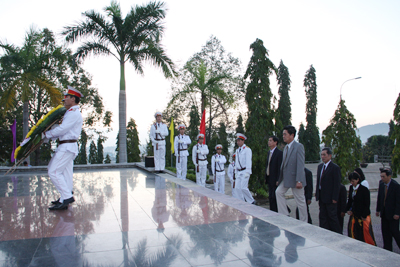 Viếng Nghĩa trang Liệt sĩ Hòn Dung và dâng hương tại Điện thờ Tháp Trầm Hương