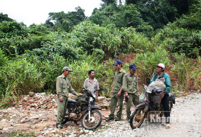 Nhân viên Chốt quản lý, bảo vệ rừng sông Giang tuyên truyền, vận động người dân nâng cao ý thức bảo vệ rừng.