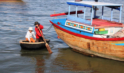 Vợ chồng chị Lệ - anh Kim (phường Ninh Hải) chuẩn bị lên thuyền ra biển.