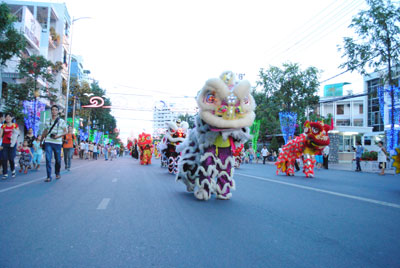 Biểu diễn lân tại Lễ hội đường phố lân - sư - rồng trong chương trình Festival Biển 2013.