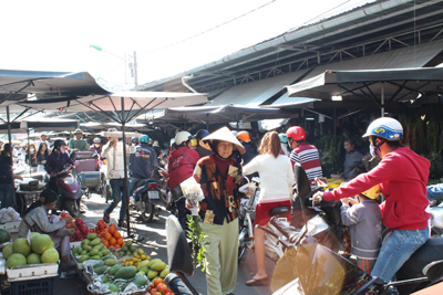 Tất bật sắm Tết đến giờ chót