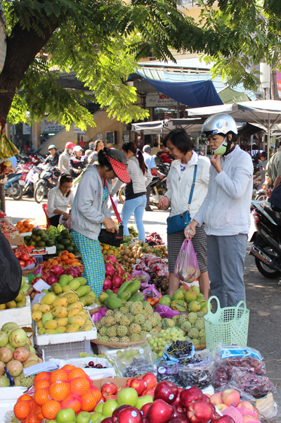 Vẫn còn nhiều loại trái cây tươi ngon để chọn mua.