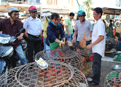 Gia cầm vẫn đắt hàng vào giờ chót.