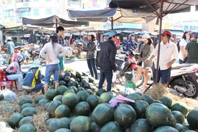 Nhưng bên ngoài, không khí mua sắm vẫn đông đúc.