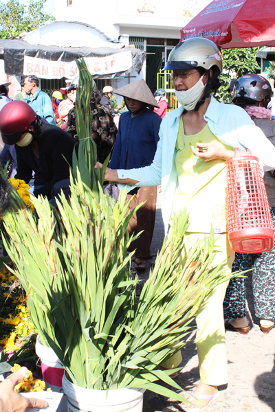 Mua thêm hoa để trưng bàn thờ gia tiên ngày mùng 1 Tết.