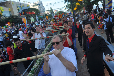 Du khách cùng rước bánh.