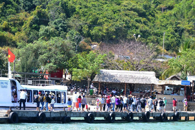 Hàng nghìn du khách đổ về các điểm du lịch