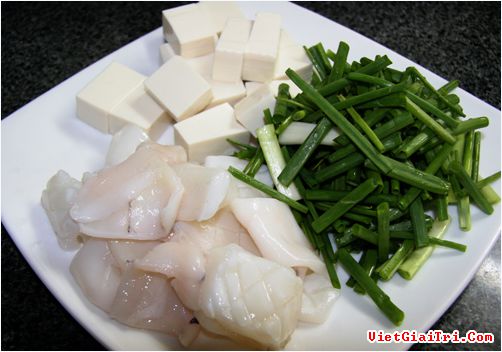 Canh kim chi nấu với mực tươi, đậu phụ non