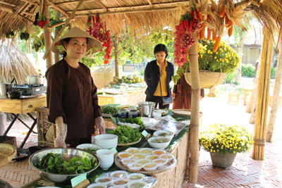 Chợ quê mang phong vị Tết xưa cho du khách.