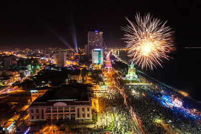 Bắn pháo hoa đón chào năm mới 2014. Ảnh: HỒ VŨ