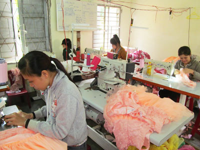 Lao động nữ tại xã Cam Hiệp Nam làm quen với công việc mới.