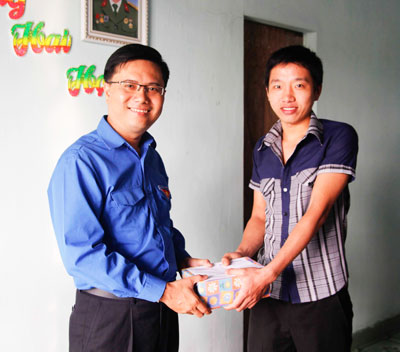 Thăm, tặng quà thanh niên tiêu biểu trúng tuyển nghĩa vụ quân sự