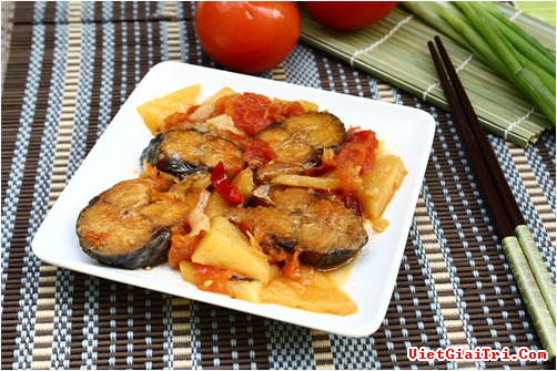 Cá nục kho cà chua và dứa