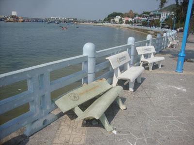 Cần thay mới ghế đá bị hư hỏng