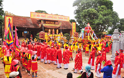 Rằm tháng Giêng, đi nhận &quot;lương&quot; ở đền Trần Thương...