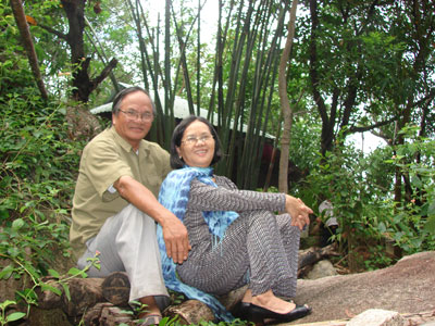 Vợ chồng chị Đào trong một lần về thăm chiến khu xưa.