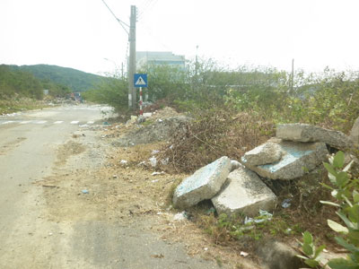 Rác "cày" hư lề đường