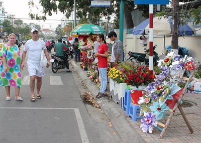 Xế chiều ngày 14-2, các điểm bán hoa tại Nha Trang vẫn còn nhiều giỏ hoa chưa tìm thấy chủ.