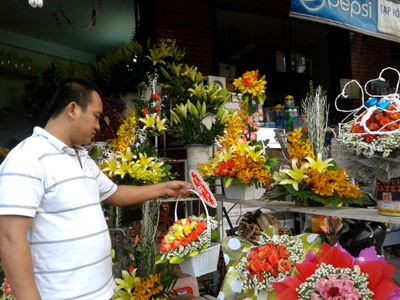 Khách hàng chọn mua hoa tại một shop trên đường Nguyễn Trãi (Nha Trang). 
