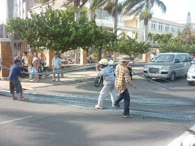 Một công trình gây cản trở giao thông trên đường Trần Phú