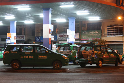 Trạm xăng, dầu khu vực Mả Vòng được sử dụng làm nơi đỗ xe, giao ca của hãng taxi Mai Linh. (ảnh chụp lúc 4 giờ sáng ngày 12-12)