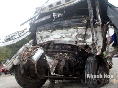 Xe khách đấu đầu xe tải, nhiều người bị thương