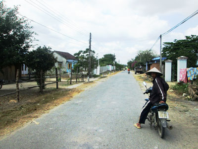 Hương lộ 62, đoạn qua thôn Láng Nhớt được cho là nơi 2 học sinh bị bắt cóc.