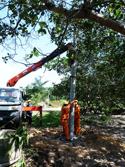 Nhân viên Công ty Cổ phần Điện lực Khánh Hòa thi công đường dây cấp điện cho người dân xã Sơn Tân (huyện Cam Lâm).