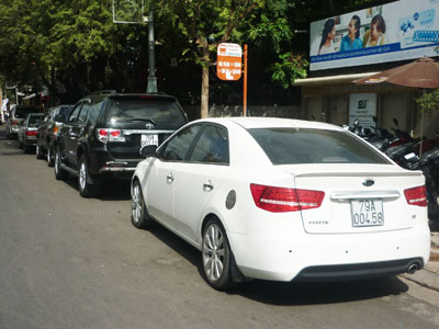 Ô tô chiếm chỗ trạm chờ xe buýt