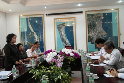 Former Vice President Truong My Hoa works with Viettel Khanh Hoa Branch