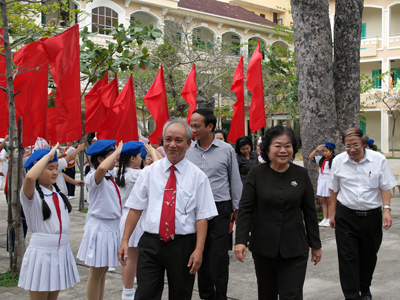 Former Vice President Truong My Hoa visits Loc Tho Primary School