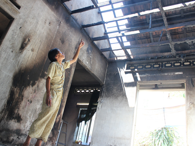 Một nhà dân bị cháy rụi