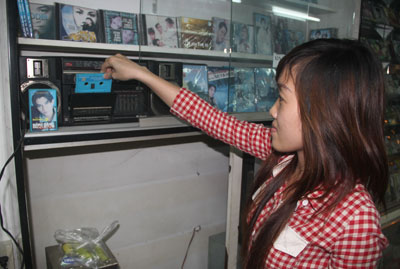 Máy cassette và băng nhạc hiếm hoi mà tiệm băng đĩa Thu Hương còn giữ lại.