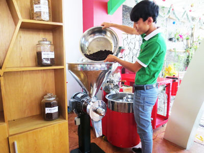 Cà phê xay tại chỗ hút khách