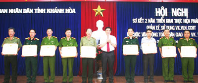 Tiếp tục vận động nhân dân giao nộp vũ khí, vật liệu nổ