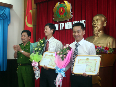 Khen thưởng 1 tập thể, 2 cá nhân có thành tích xuất sắc trong đấu tranh phòng, chống tội phạm