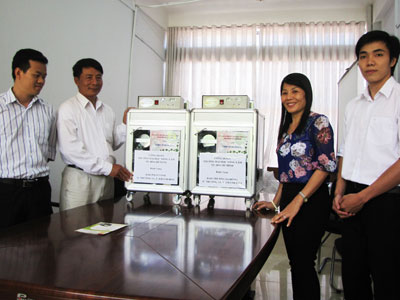 Tặng máy ấp trứng gia cầm cho 2 đảo thuộc huyện Trường Sa