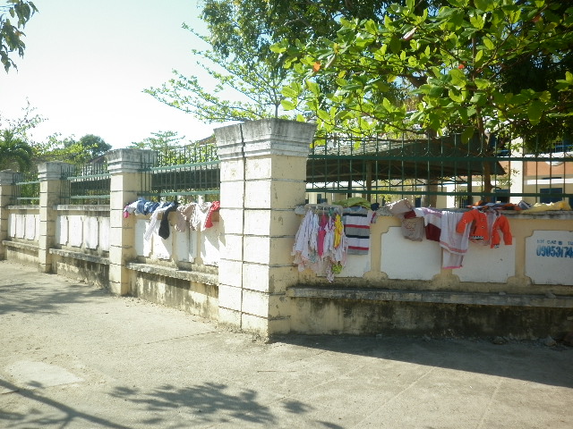 Hình ảnh không đẹp trước trường học